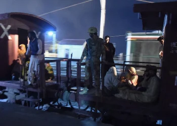 27 hostages killed in Pakistan train rescue.