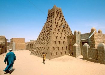 Timbuktu marks 700 years of Djingarey Ber with an age-old act of care